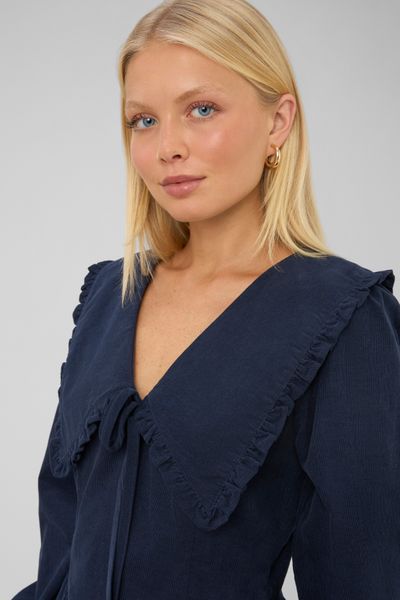 Robe &agrave; col volant&eacute;