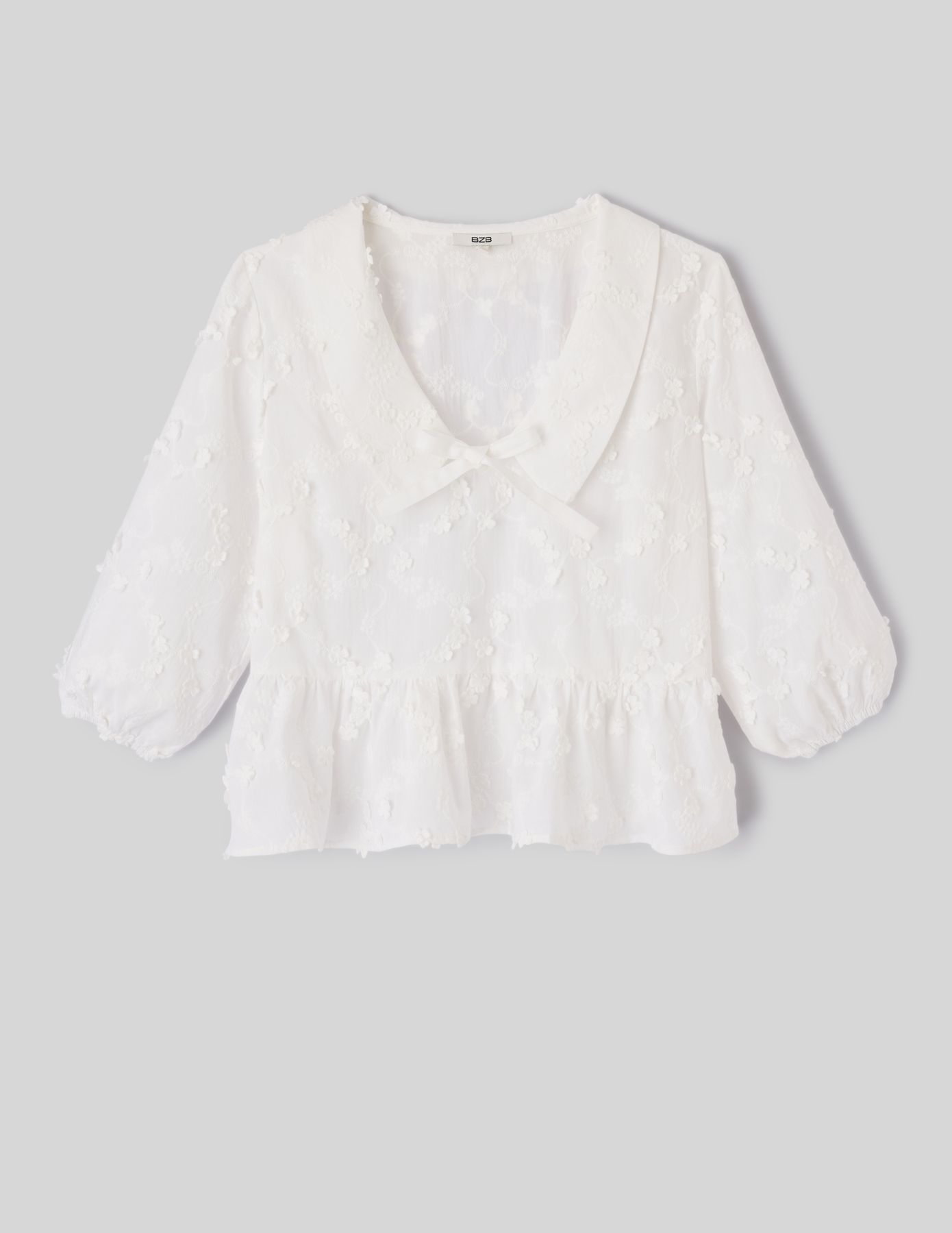 Blouse &agrave; nouer en broderies 3D