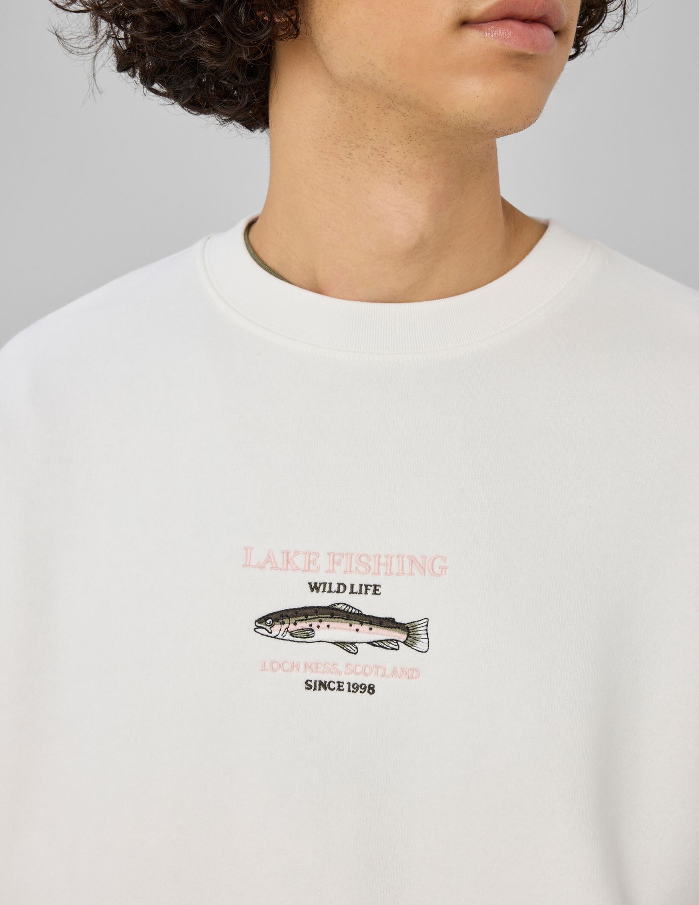 Sweat broderie poitrine