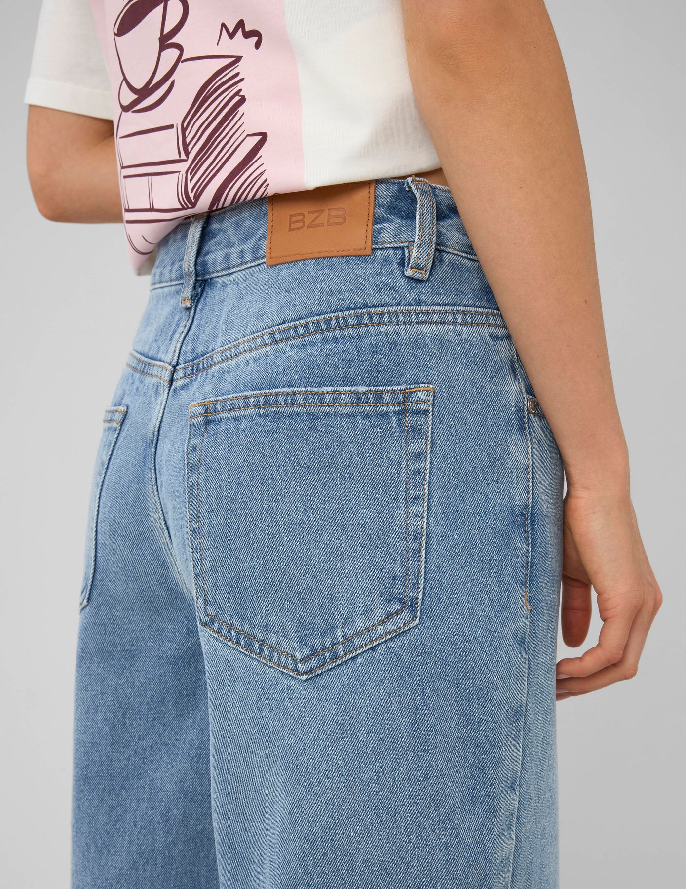 Jean straight ceinture asym&eacute;trique