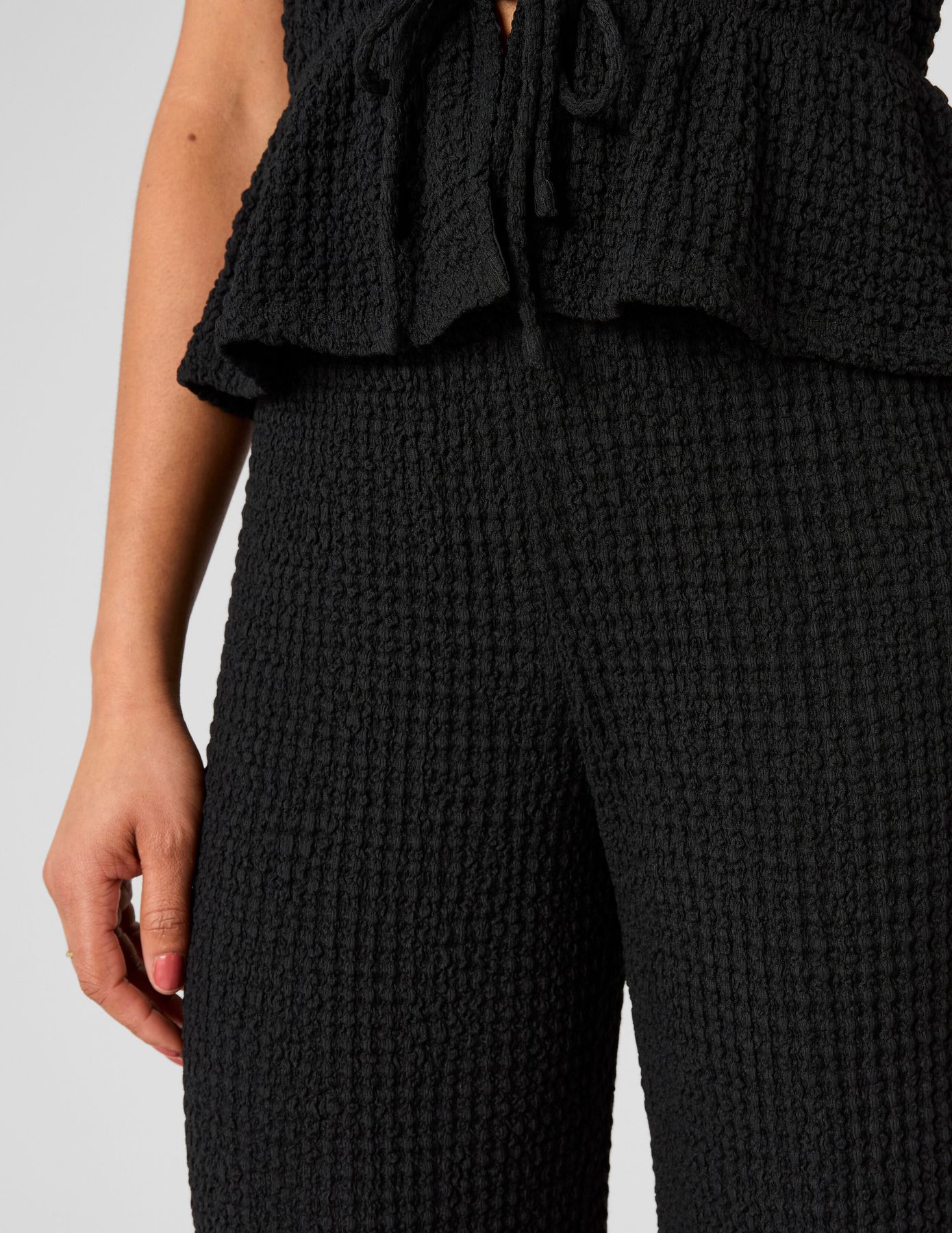 Pantalon fluide mati&egrave;re textur&eacute;e