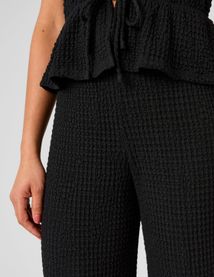 Pantalon fluide mati&egrave;re textur&eacute;e
