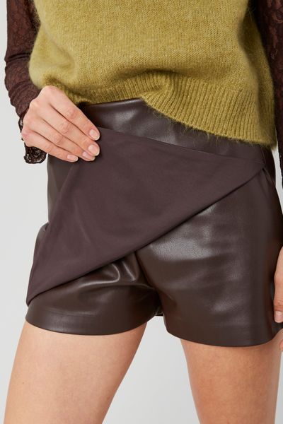 Jupe short en tissu enduit