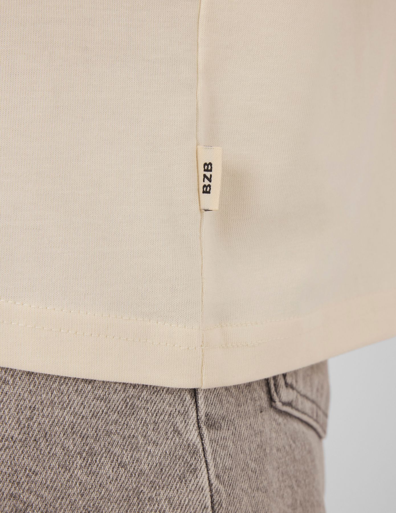 T-shirt broderie poitrine