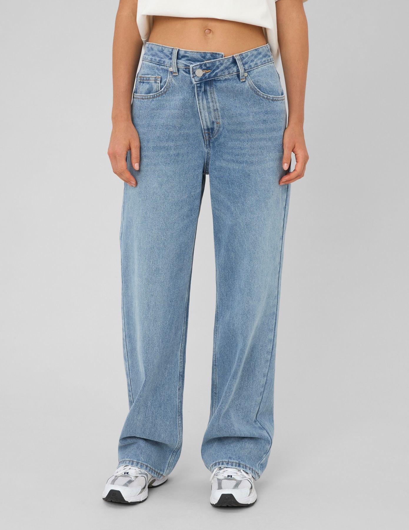 Jean straight ceinture asym&eacute;trique