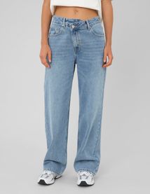 Jean straight ceinture asym&eacute;trique