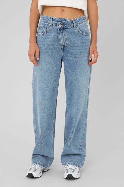 Jean straight ceinture asym&eacute;trique
