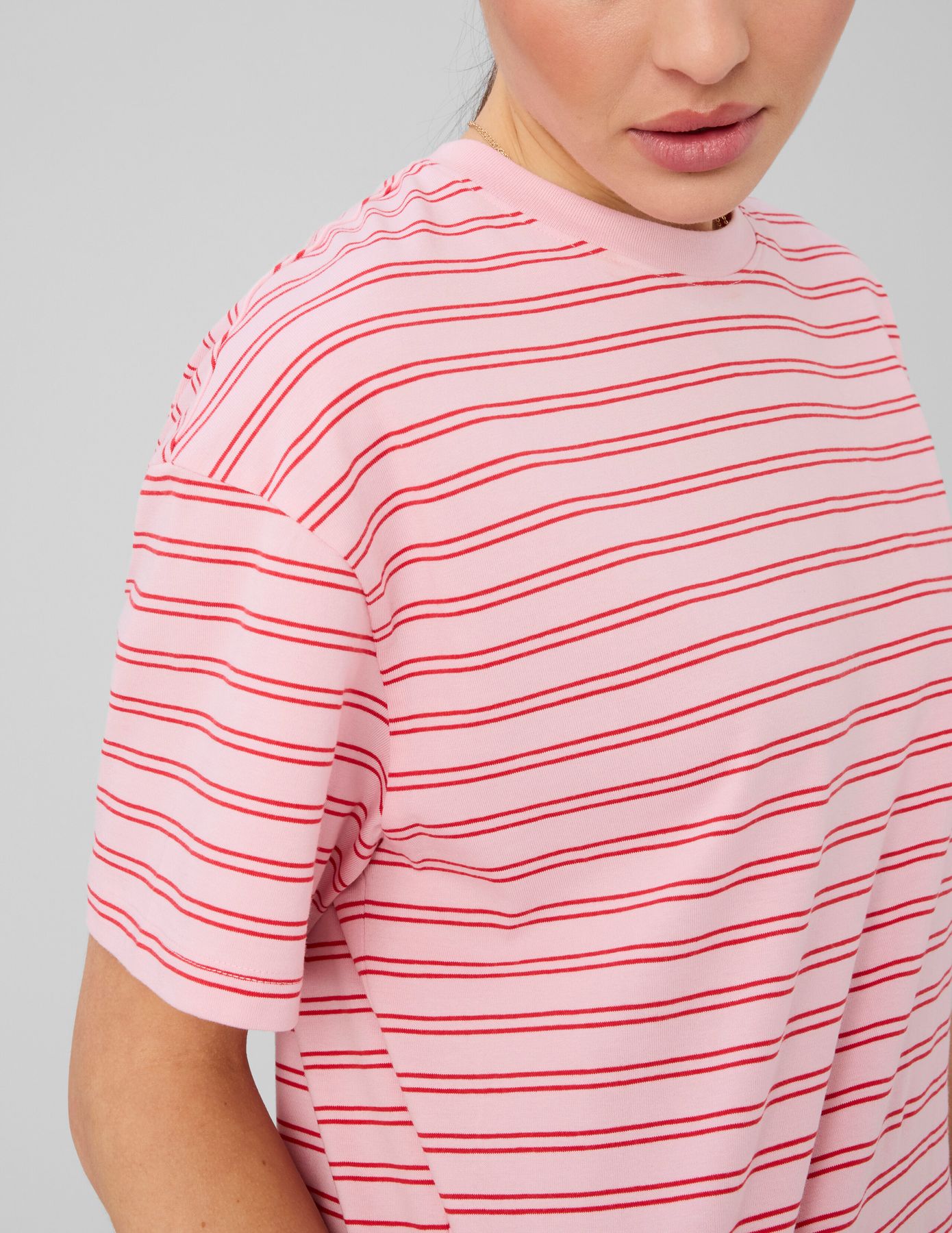 T-shirt ray&eacute; et imprim&eacute;