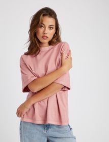 T-shirt d&eacute;lav&eacute; imprim&eacute;