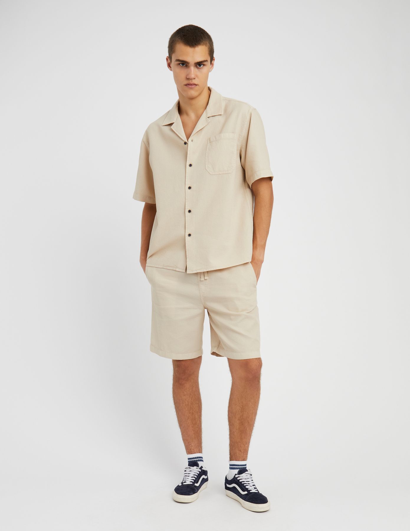 Bermuda unie en mati&egrave;re gaufr&eacute;