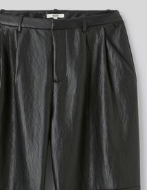 Pantalon en tissu enduit &agrave; pinces