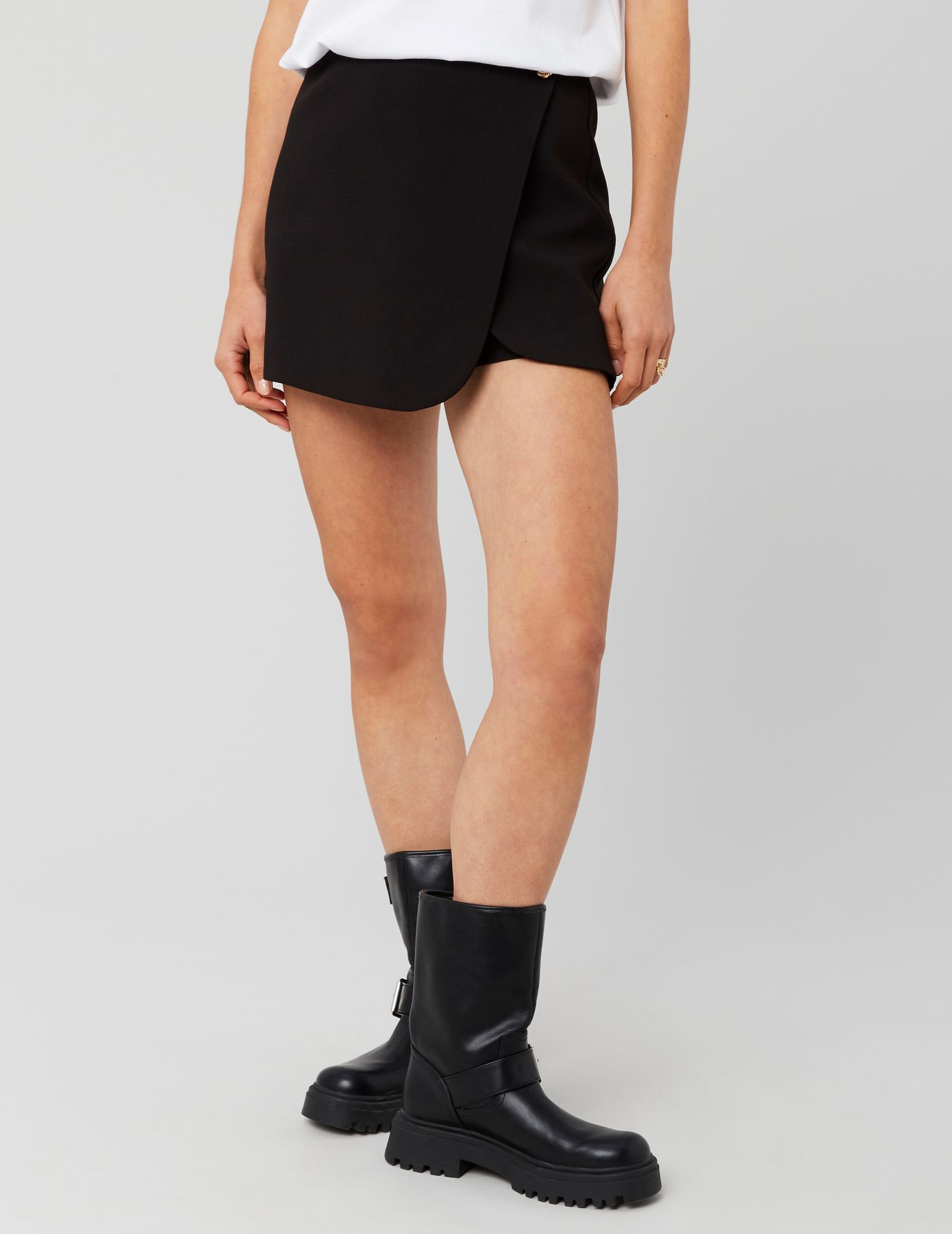 Jupe short portefeuille avec bouton doré