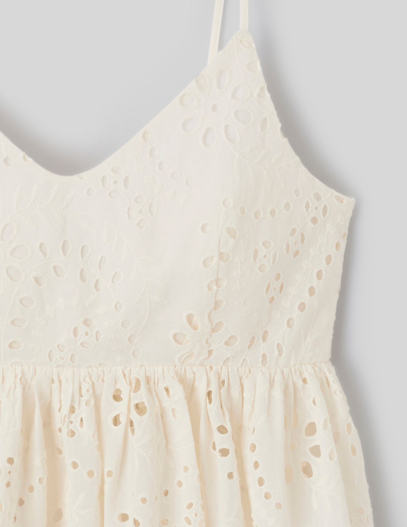 Top fines bretelles en broderie anglaise