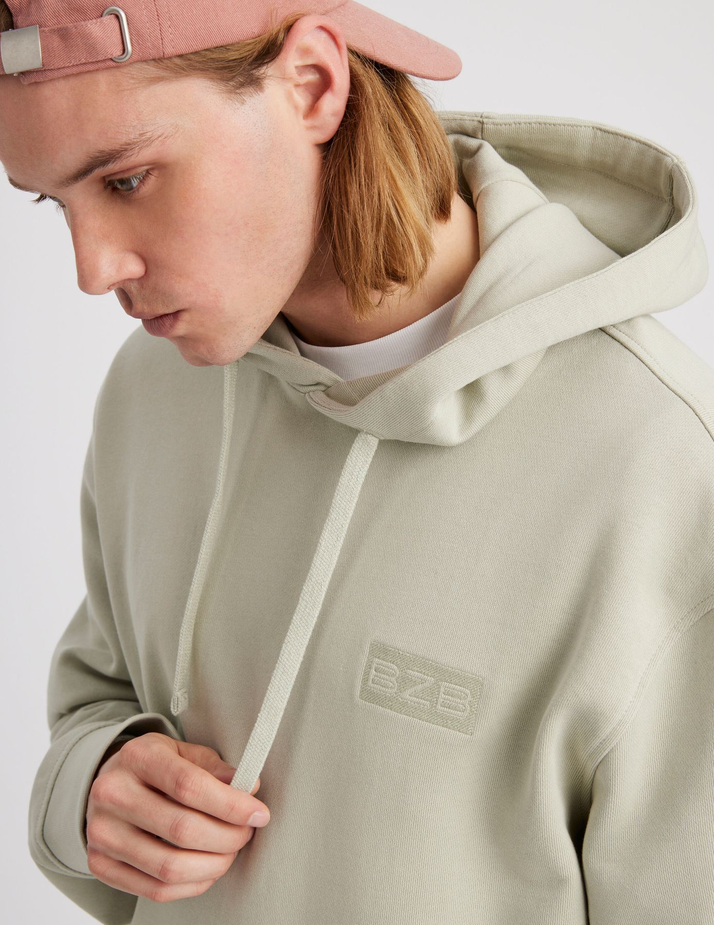 Sweat brod&eacute; &agrave; capuche