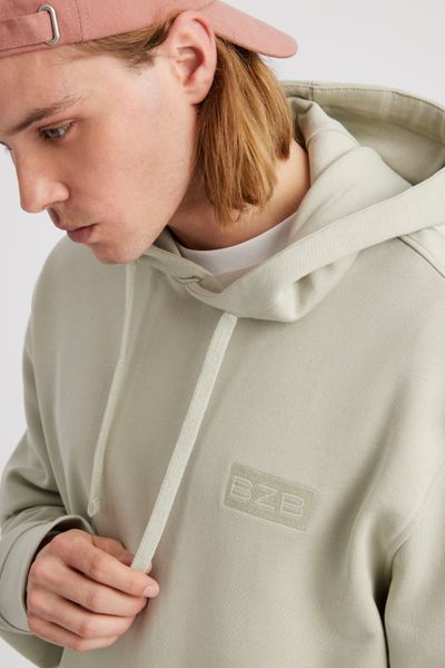 Sweat brod&eacute; &agrave; capuche