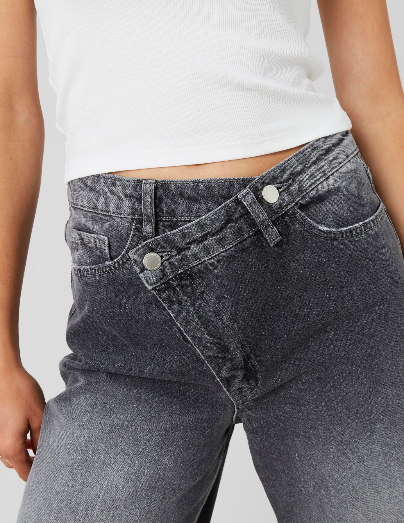 Jean wide leg ceinture asym&eacute;trique