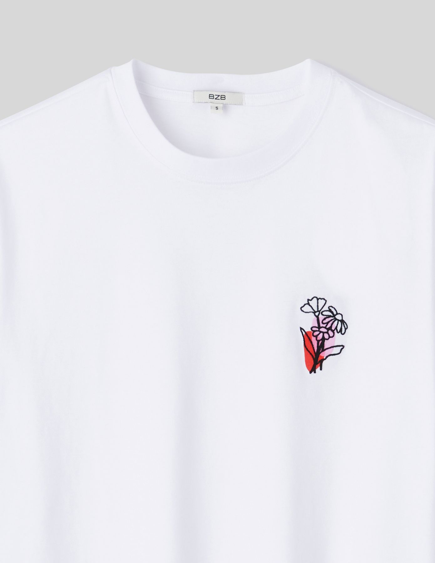 T-shirt broderie poitrine fleurs