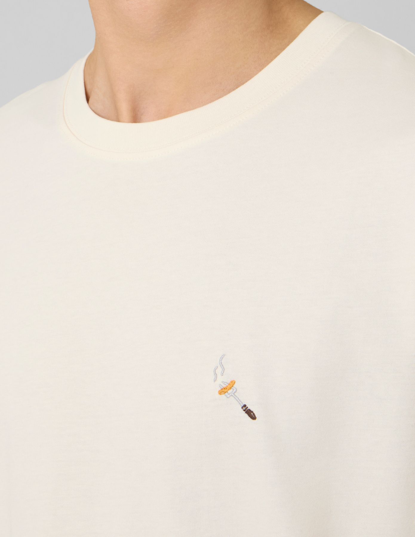 T-shirt broderie poitrine