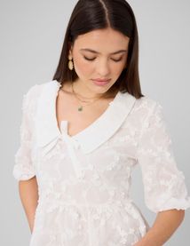 Blouse &agrave; nouer en broderies 3D