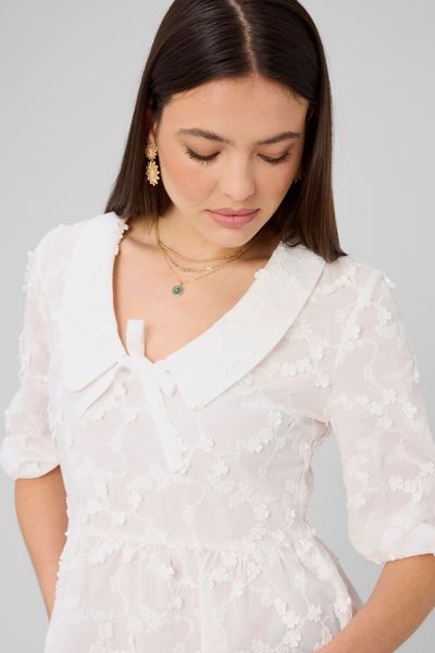 Blouse &agrave; nouer en broderies 3D