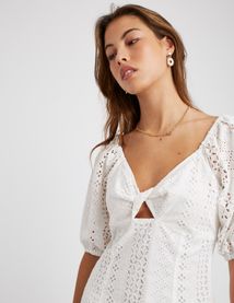 Robe courte broderie anglaise