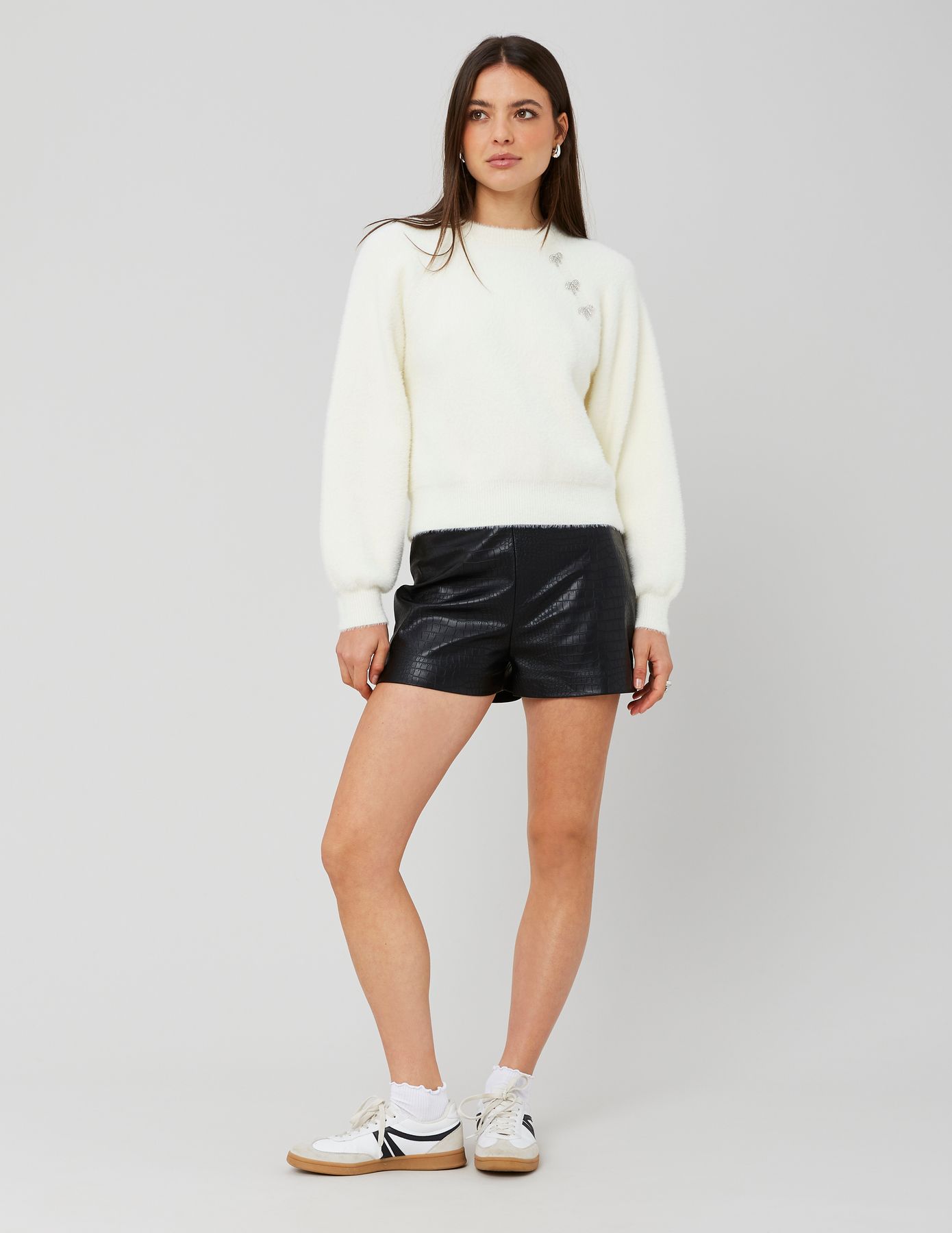 Pull fluffy boutons bijoux