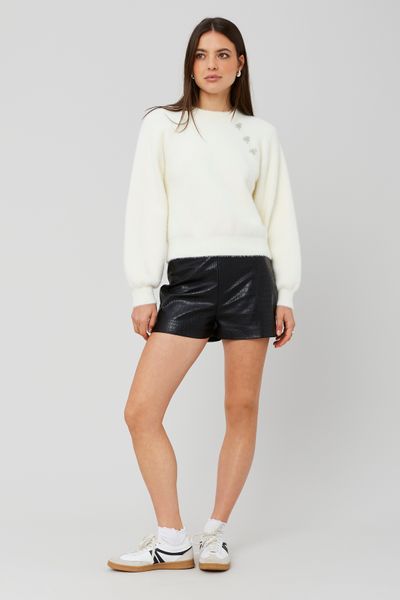 Pull fluffy boutons bijoux