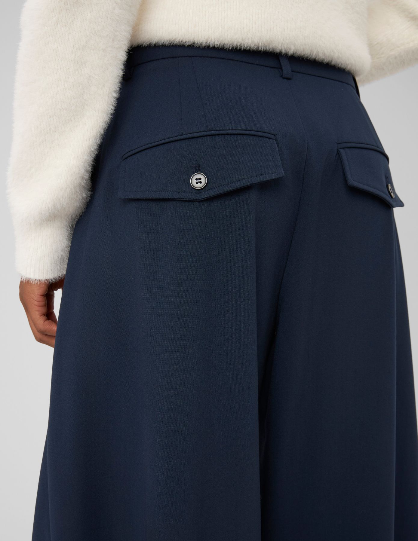 Pantalon large &agrave; plis et double bouton