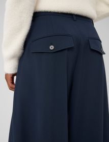 Pantalon large &agrave; plis et double bouton