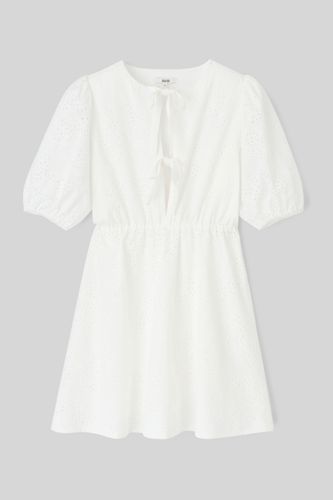 Robe courte en broderie anglaise