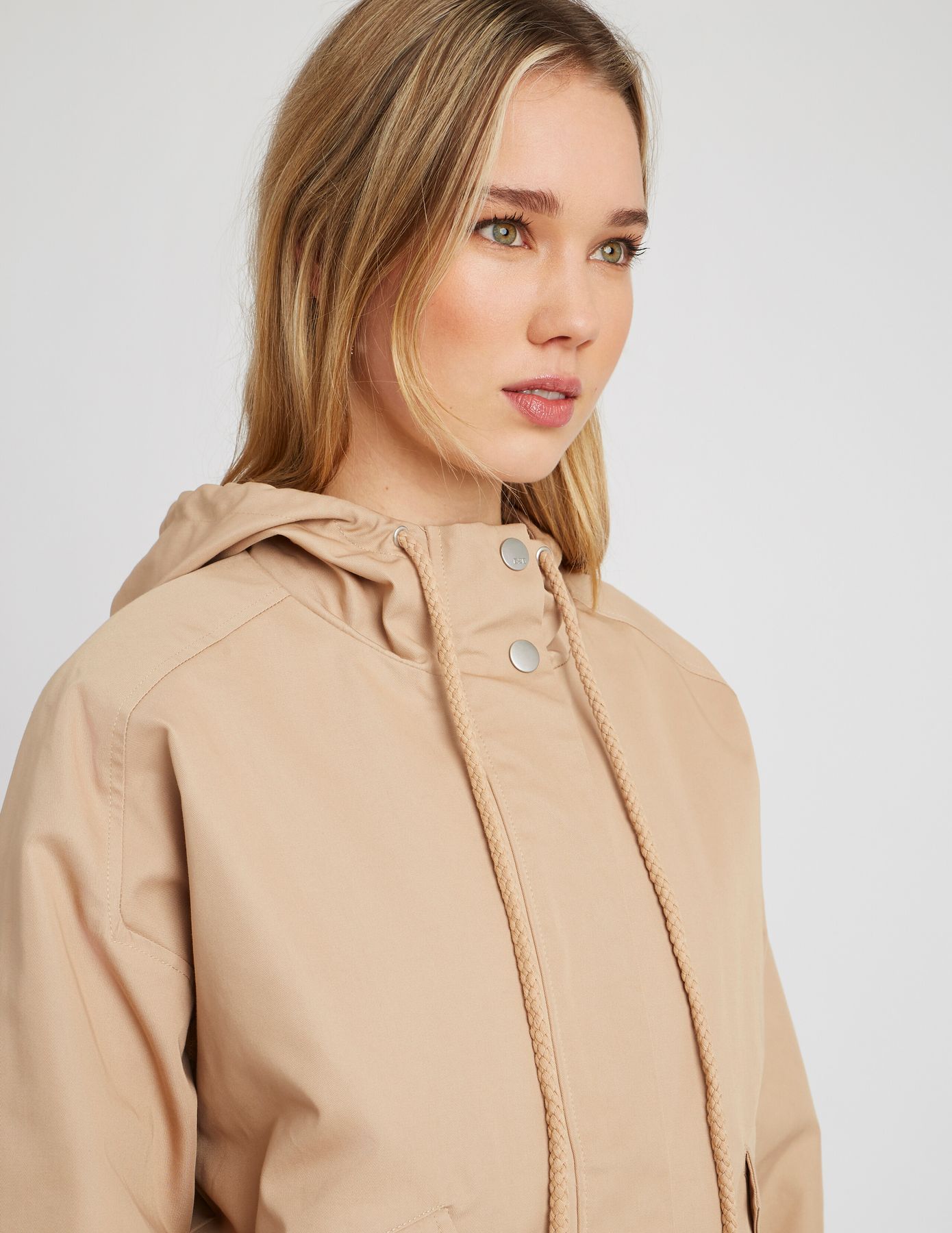 Blouson court à capuche