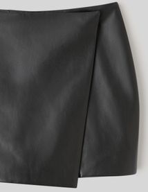 Jupe short en tissu enduit