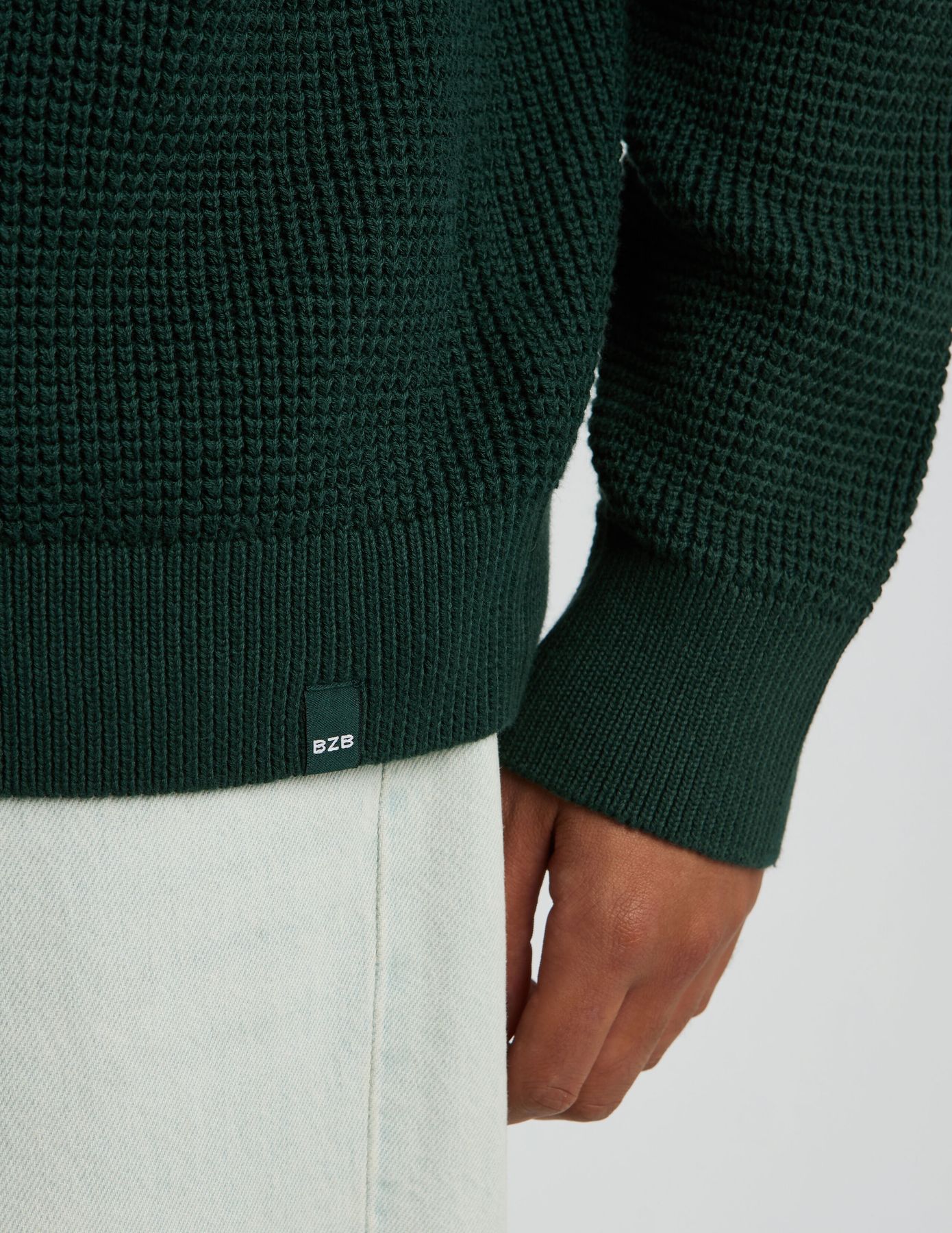 Pull col montant reli&eacute;f&eacute;