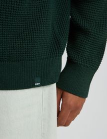 Pull col montant reli&eacute;f&eacute;