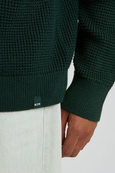 Pull col montant reli&eacute;f&eacute;