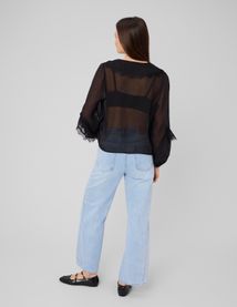 Blouse &agrave; volants et dentelle