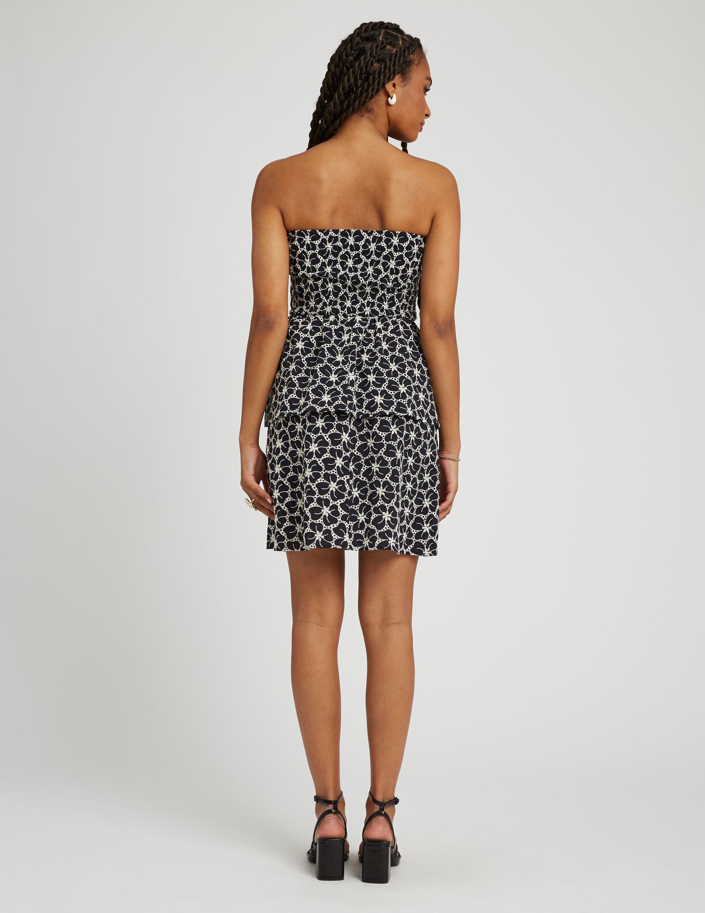 Robe bustier en broderie anglaise