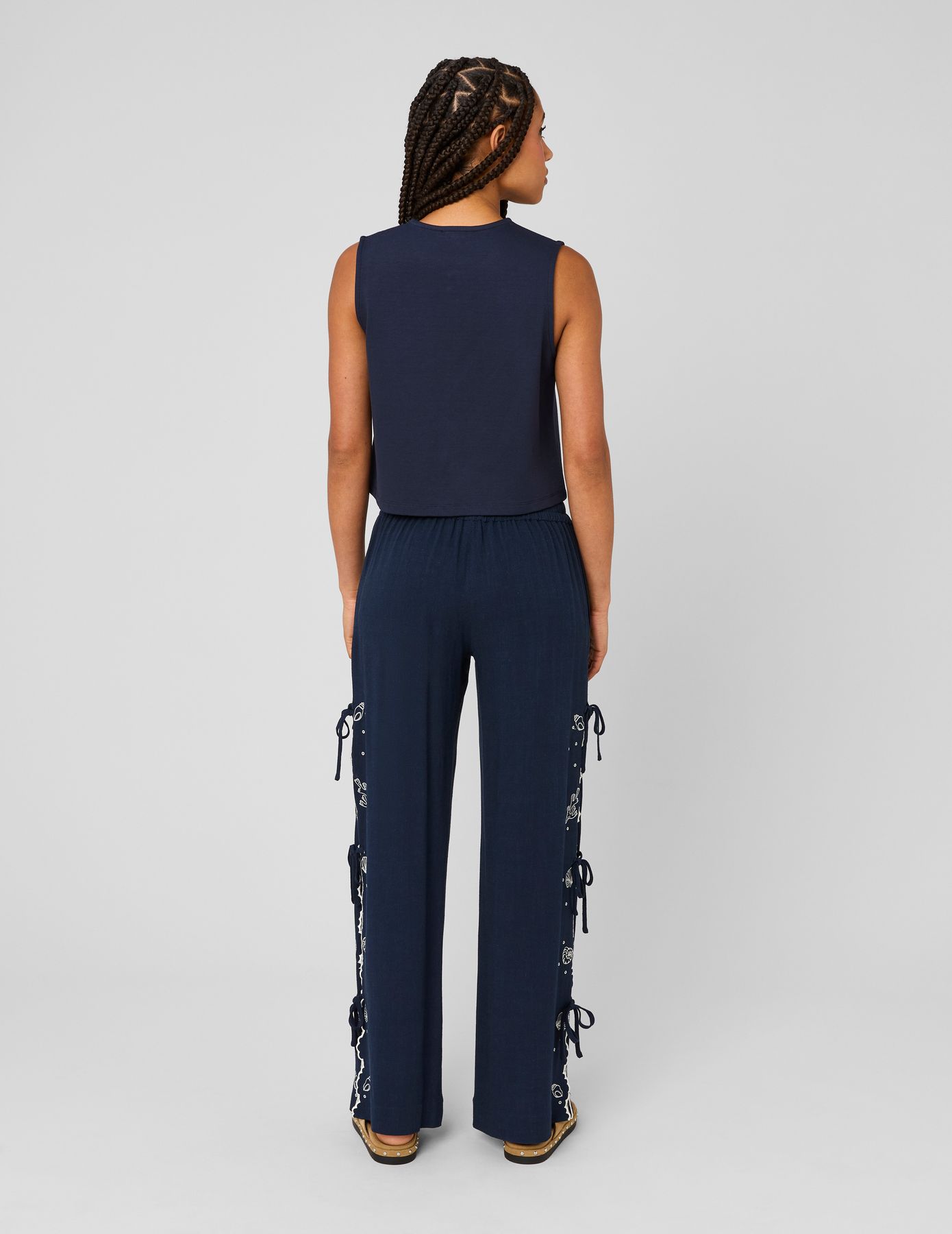 Top avec d&eacute;tails de boutons dor&eacute;s