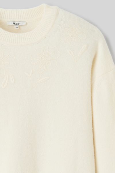 Pull broderie florale