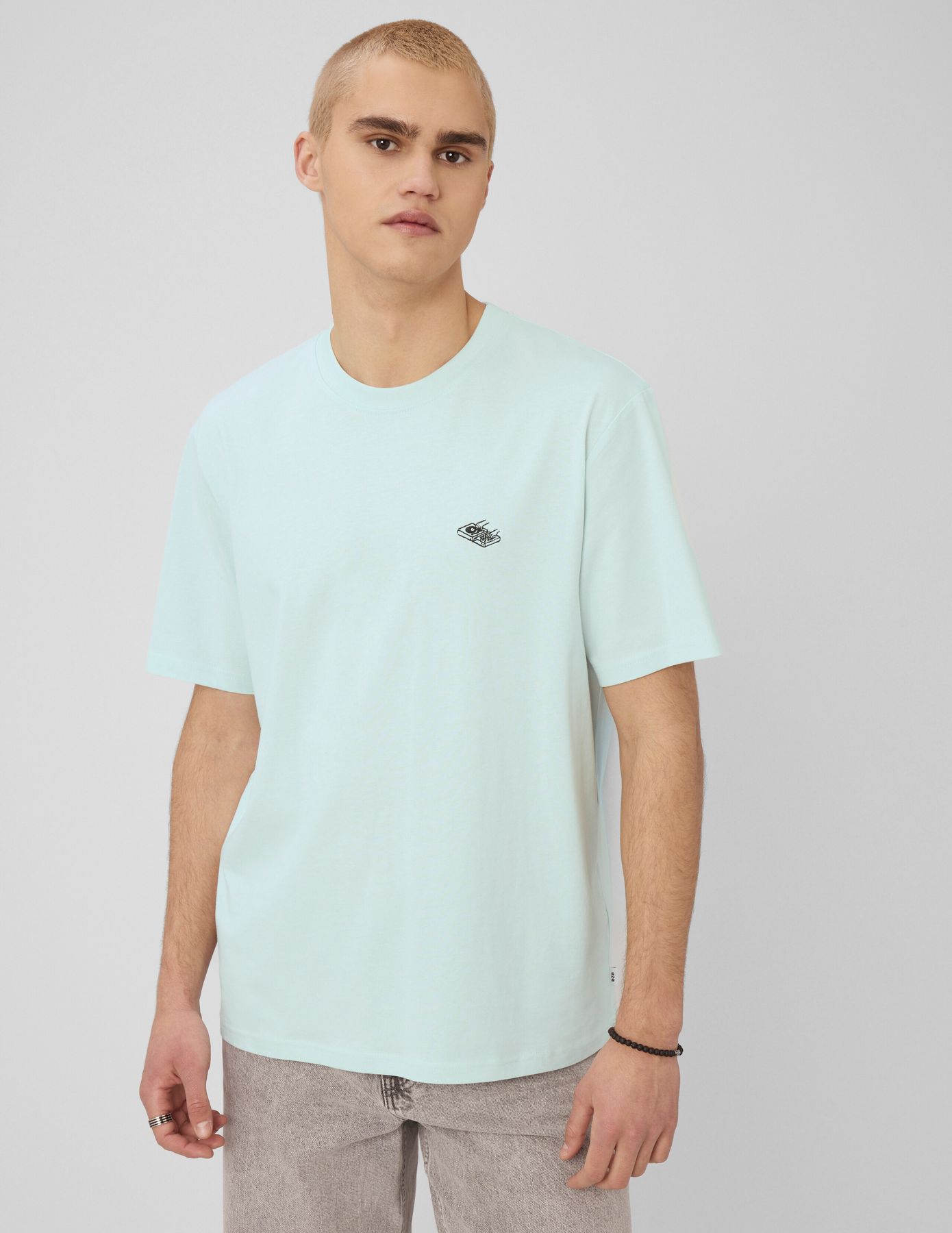 T-shirt broderie poitrine