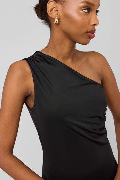 Robe longue &eacute;paule d&eacute;nud&eacute;e