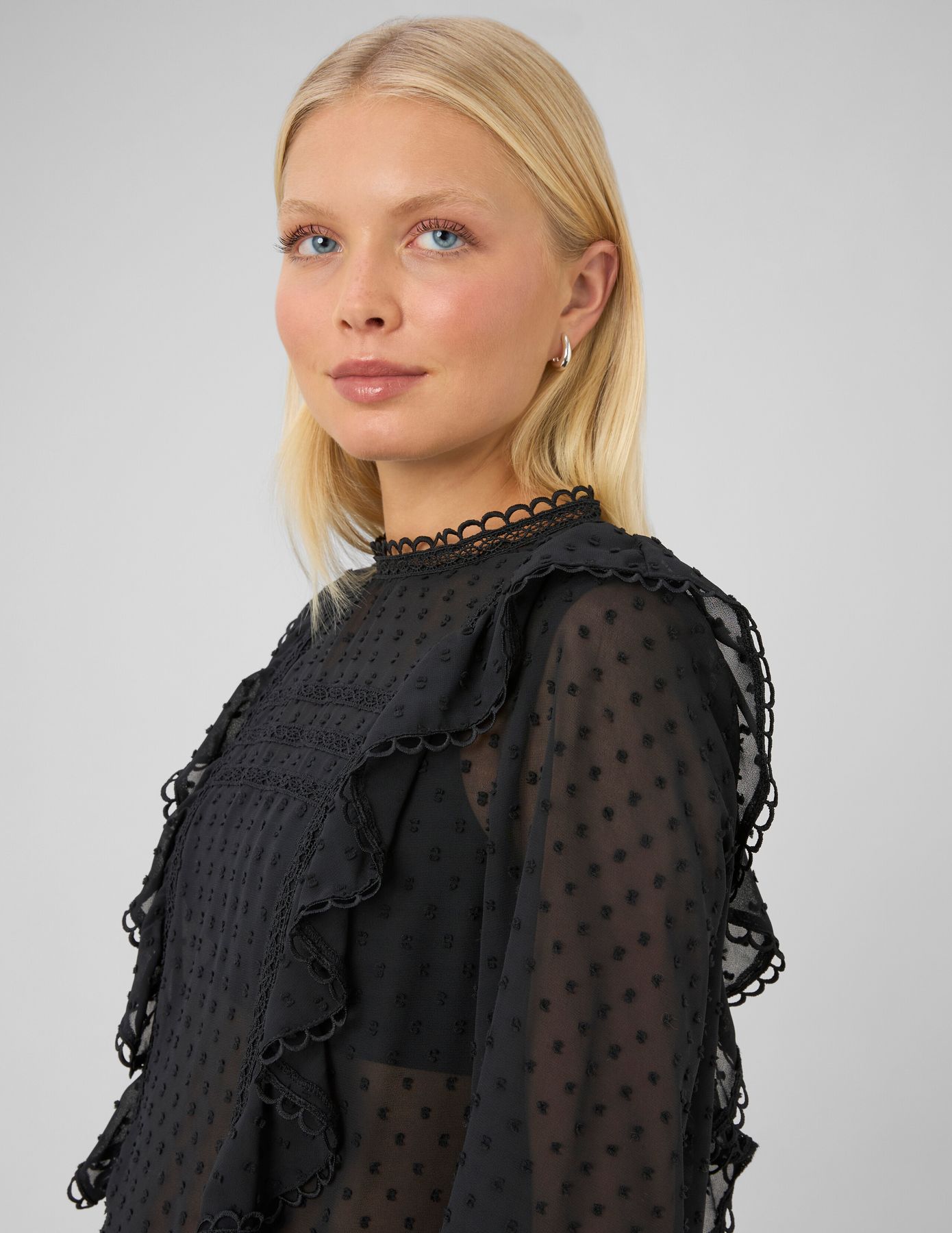 Blouse plumetis volant&eacute;e