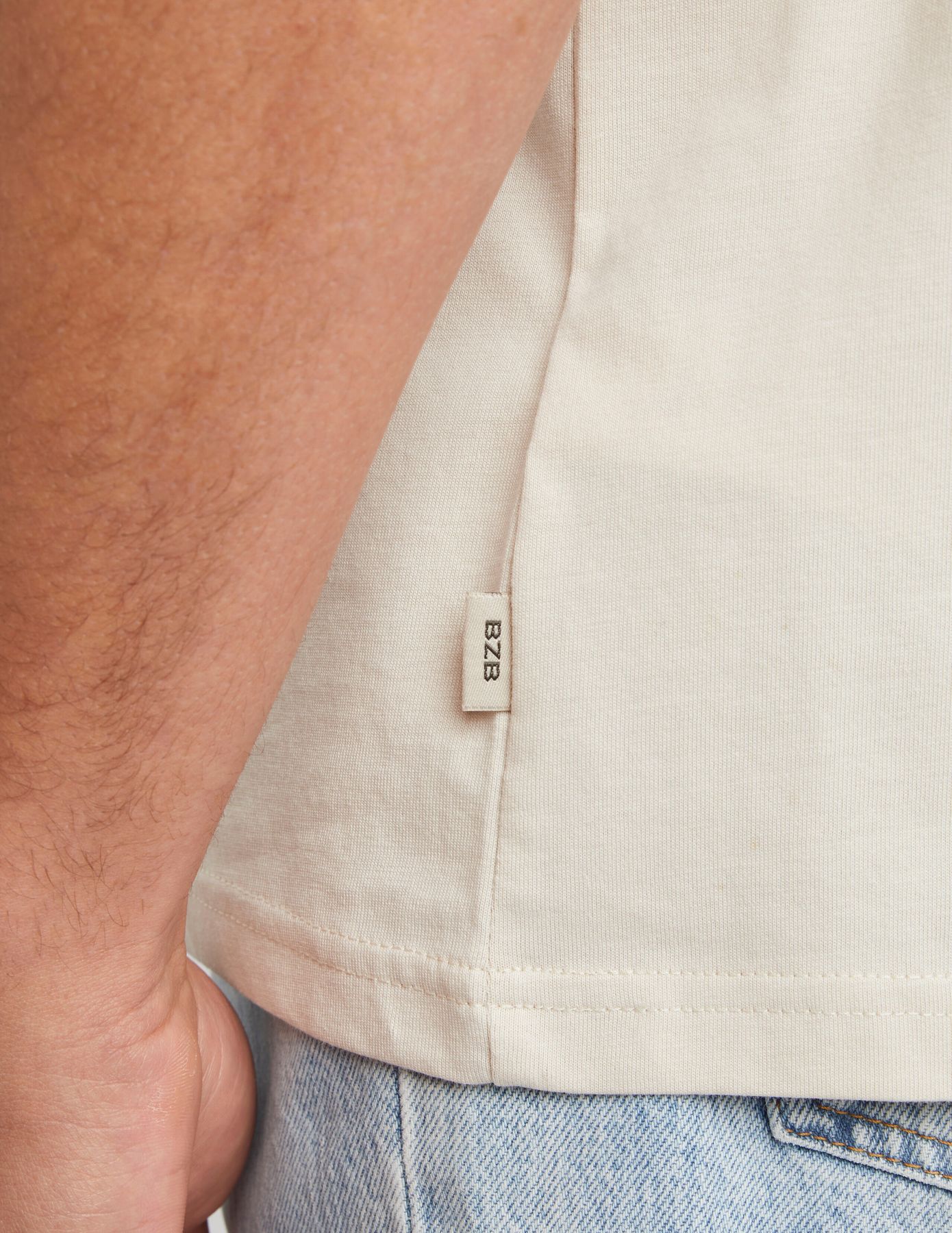 T-shirt broderie poitrine