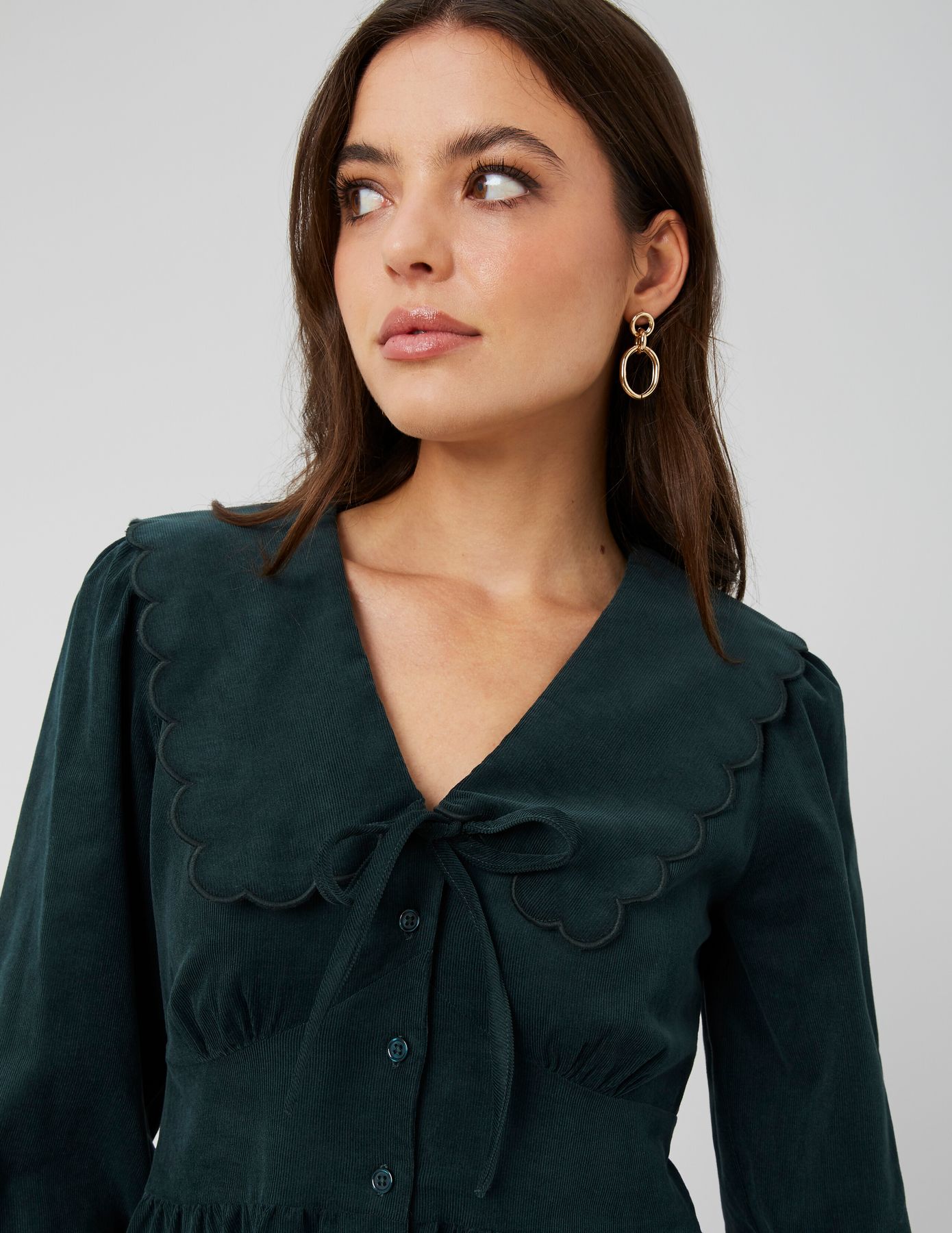 Robe courte col claudine