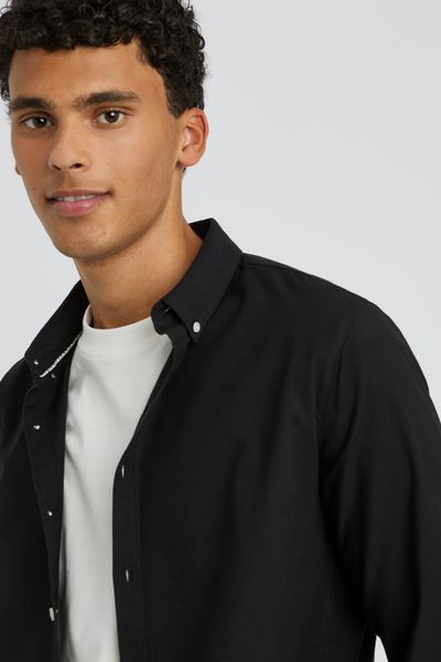 Chemise unie ajust&eacute;e
