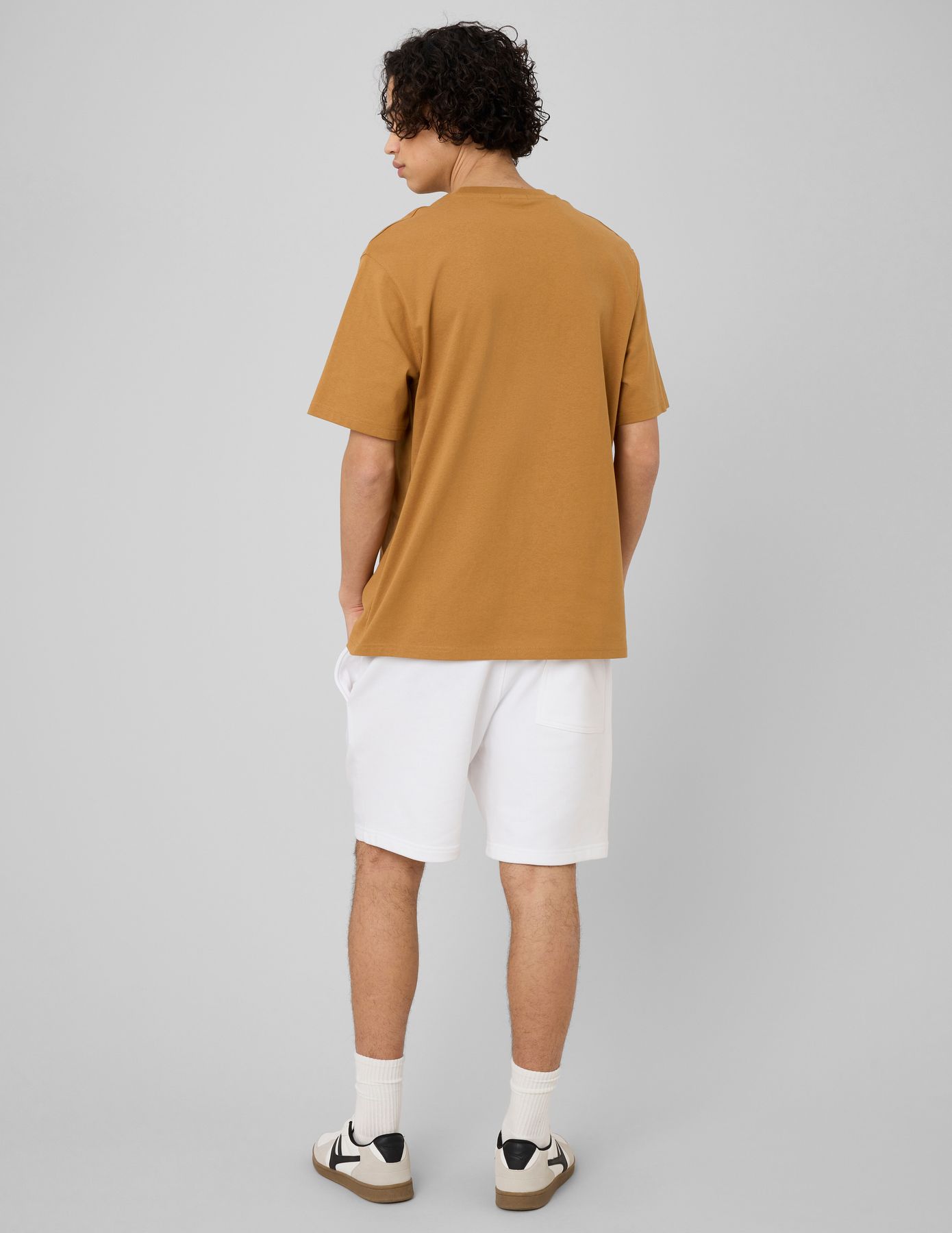 T-shirt broderie poitrine