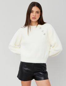 Pull fluffy boutons bijoux