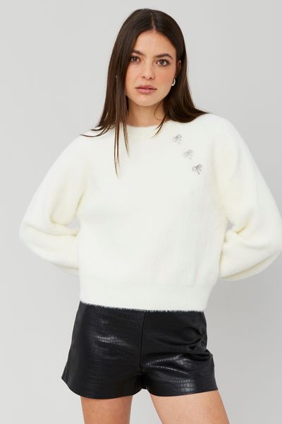 Pull fluffy boutons bijoux