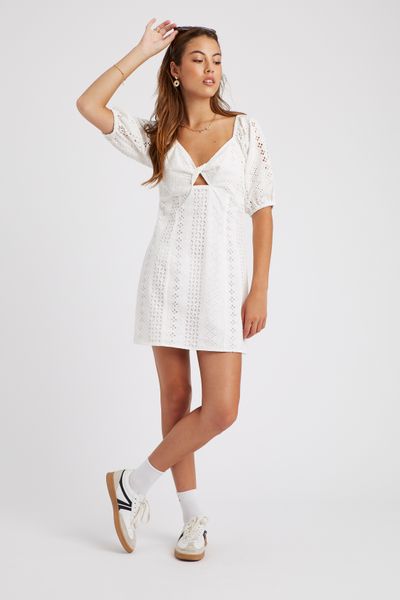 Robe courte broderie anglaise