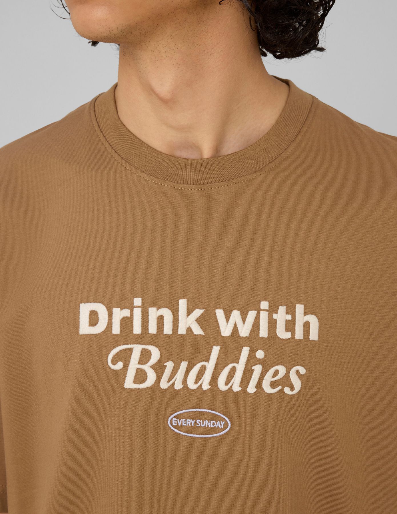 T-shirt imprim&eacute; et brod&eacute;